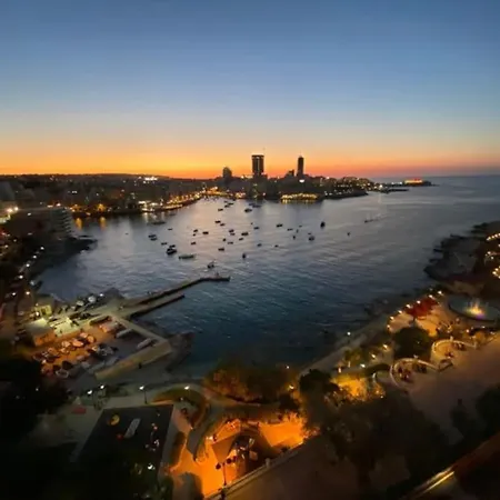 Gem With Spectacular Coastal Views شقة