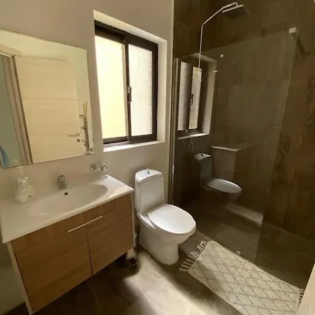 Gem With Spectacular Coastal Views شقة